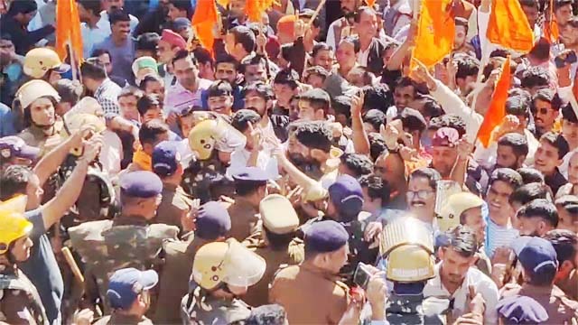 मस्जिद को लेकर बवाल, पुलिस पर पथराव, कई घायल, फोर्स ने किया लाठीचार्ज, video